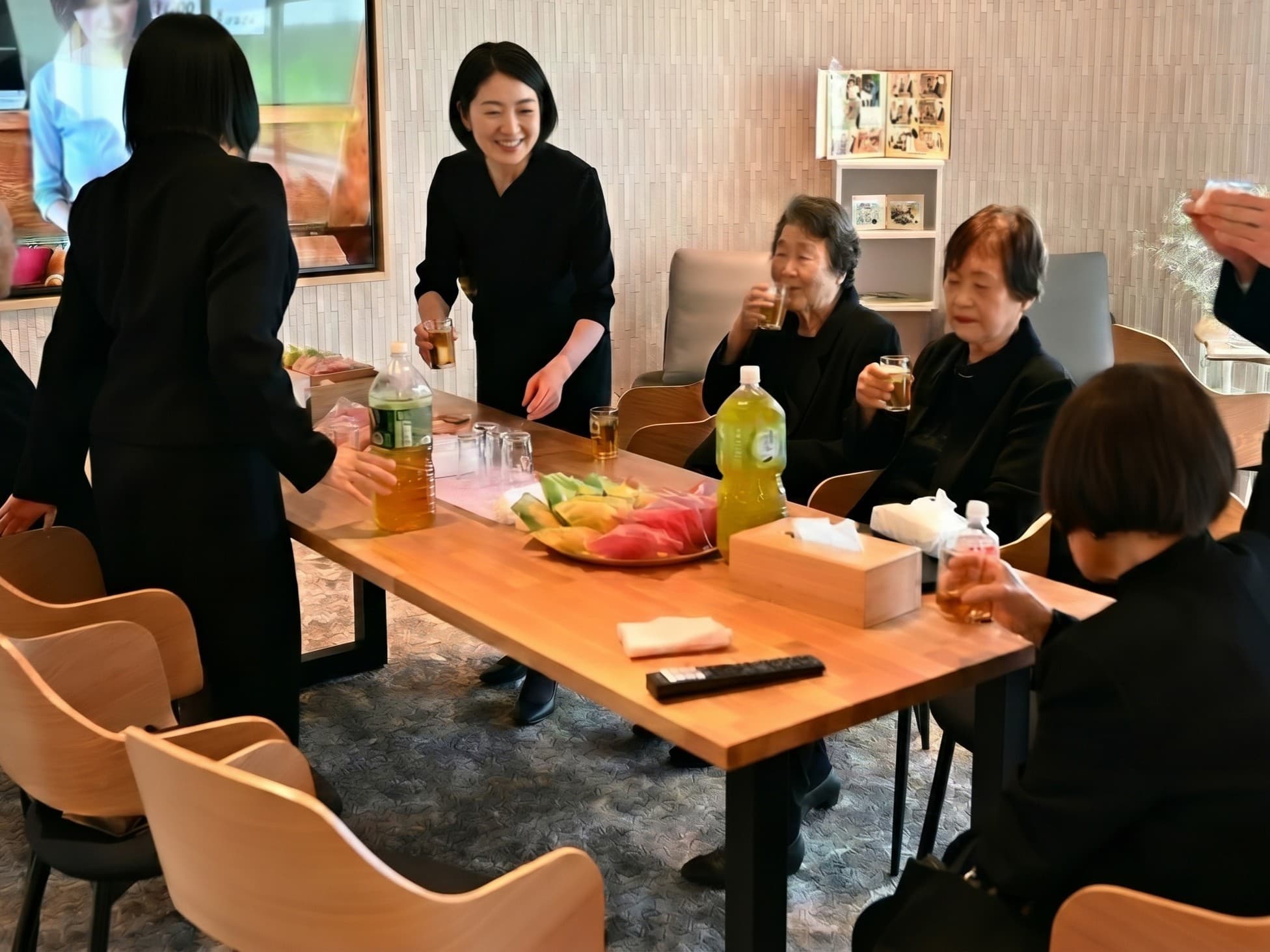 ひすい野ヴィラ リビング全景。暖色系照明と大型ダイニングテーブル